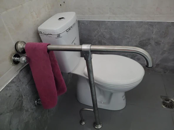 YENİ T ENGELLİ TUTUNMA BARI BANYO WC PASLANMAZ MAT SATİNE YÜZEYLİ ürün görseli 1