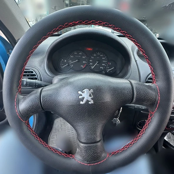 DİKİŞLİ DİREKSİYON KILIFI İTHAL DAMARLI SİYAH DERİ KIRMIZI DİKİŞLİ PEUGEOT İÇİN ürün görseli 1