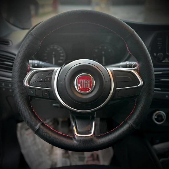 DİKİŞLİ DİREKSİYON KILIFI SİYAH DERİ İTHAL NOKTALI DERİ KIRMIZI DİKİŞLİ FIAT EGEA CROSS İÇİN ürün görseli 1