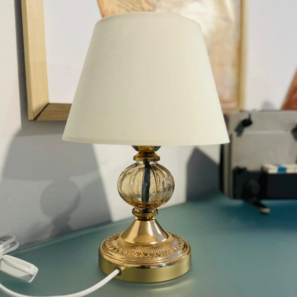 Royal Altın Renkli Metal Ayak Bal Rengi Cam Krem Başlıklı Şık Abajur Masa Lambası ürün görseli 1