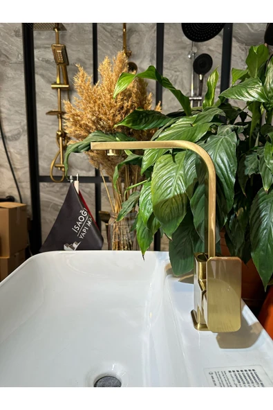 Mat Gold Lavabo Bataryası Dore Fırçalanmış Gold Lavabo Musluğu Kare Tasarım Batarya ürün görseli 1