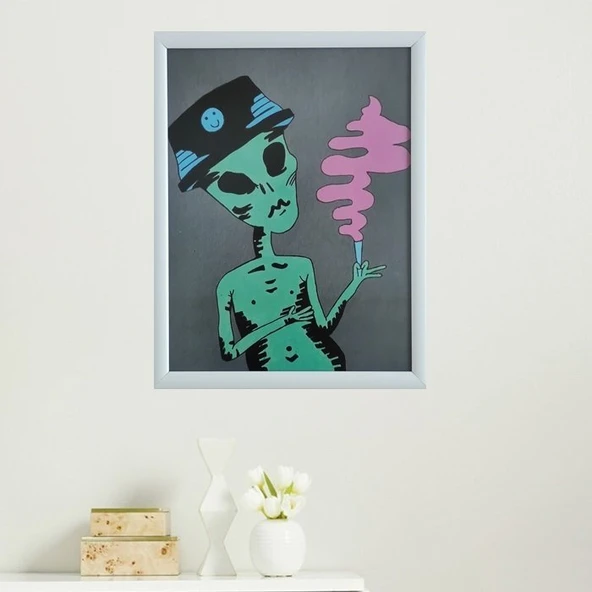 Sigara İçen Uzaylı Çerçeveli Poster Tablo ürün görseli 1