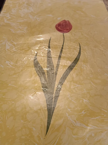 Ebru Sanatı -  Sarı Ebru Zemin üzerine Lale kompozisyon Ebruzen, Ressam: Serpil ( Tunca ) imzası .Ebat : 34x 49 cm. ürün görseli 1