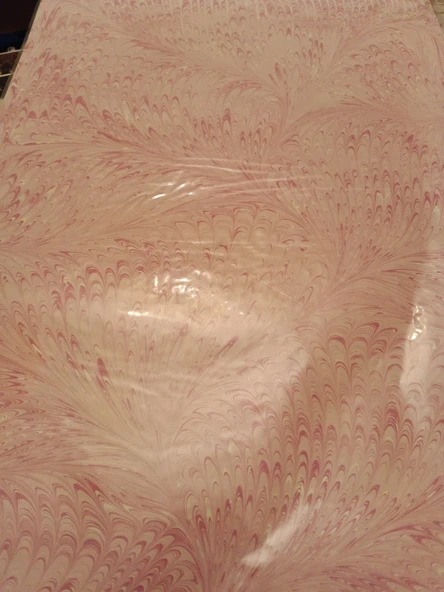 Ebru Sanatı - klasik Pembe karışık Desenli kompozisyon Ebruzen, Ressam: Serpil ( Tunca ) imzası .Ebat : 34x 49 cm. ürün görseli 1