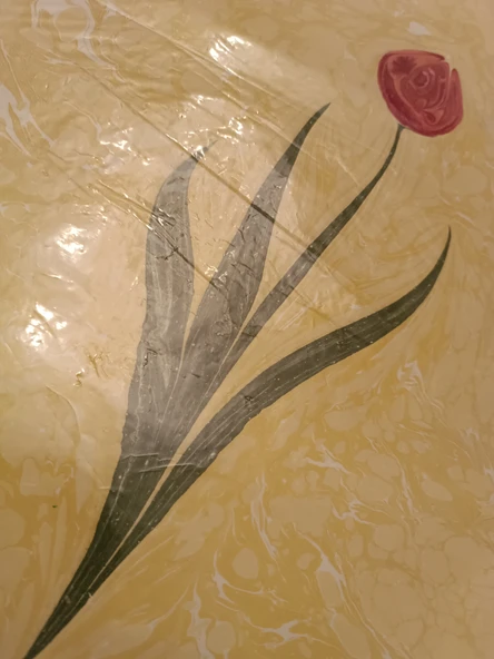 Ebru Sanatı - Sarı Ebru Zemin üzerine Lale kompozisyon Ebruzen, Ressam: Serpil ( Tunca ) imzası .Ebat : 34x 49 cm. - Resim 2