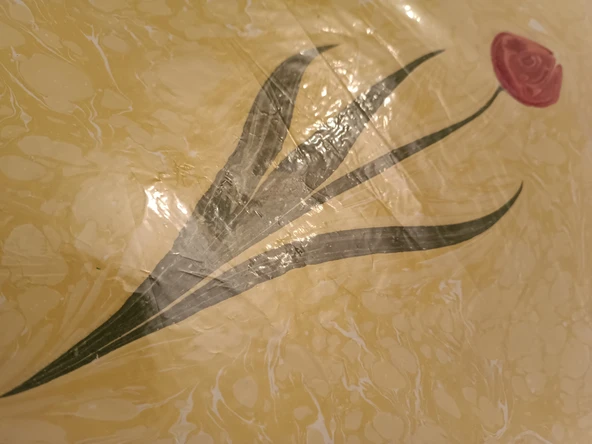 Ebru Sanatı - Sarı Ebru Zemin üzerine Lale kompozisyon Ebruzen, Ressam: Serpil ( Tunca ) imzası .Ebat : 34x 49 cm. - Resim 3