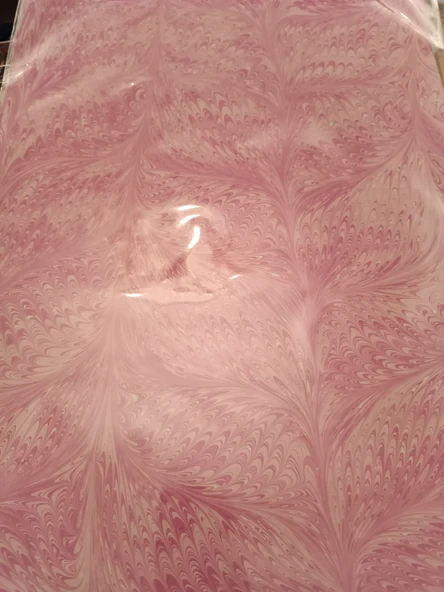 Ebru Sanatı -  Pembe Ebru Zemin üzerine klasik kompozisyon Ebruzen, Ressam: Serpil ( Tunca ) imzası .Ebat : 34x 49 cm. ürün görseli 1
