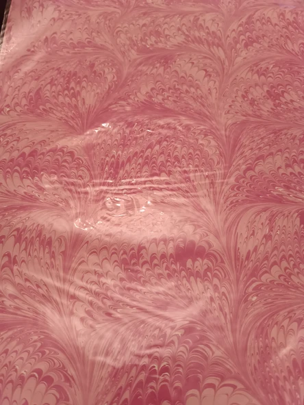 Ebru Sanatı -  Pembe Ebru Zemin üzerine klasik kompozisyon Ebruzen, Ressam: Serpil ( Tunca ) imzası .Ebat : 34x 49 cm. ürün görseli 1