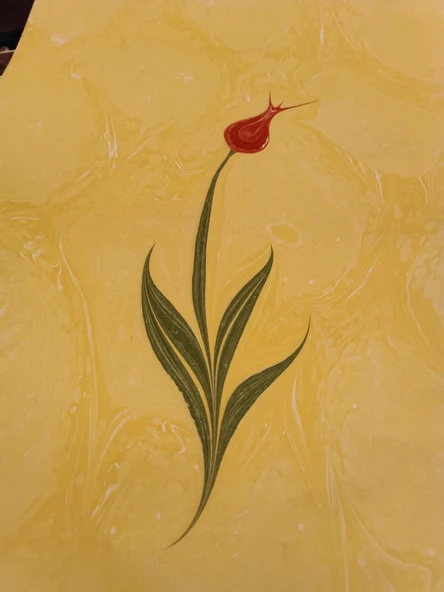 Ebru Sanatı -  Sarı Ebru Zemin üzerine  Al Lale kompozisyon Ebruzen, Ressam: Serpil ( Tunca ) imzası .Ebat : 34x 49 cm. ürün görseli 1
