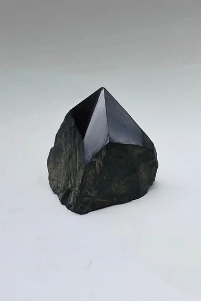 Piramit Kesim Doğal Şungit Taşı Shungite 32PS ürün görseli 1
