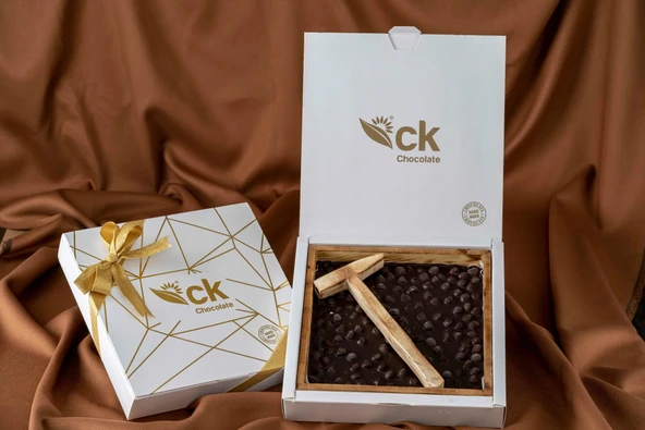 Bitter Çikolatalı Fındıklı Beyoğlu Çikolatası  Çekiçli Ahşap Kutu (500 g) ürün görseli 1