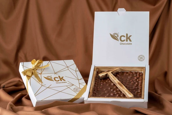 Çekiçli Ahşap Kutu Sütlü Fındıklı Beyoğlu Çikolata (500 g) ürün görseli 1