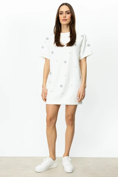 On Oversize Mini Elbise - Kısa Kol, Yuvarlak Yaka, Minimalist Stil ürün görseli 1