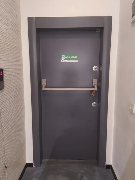 TSE Sertifikalı Yangın Kapıları, Antrasit Renk Panikbarlı Yangın Kapıları ürün görseli 1