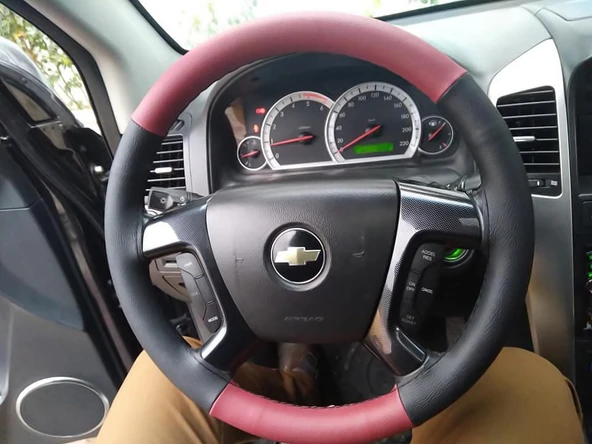 DİKİŞLİ DİREKSİYON KILIFI SİYAH / MAT KIRMIZI DERİ SİYAH DİKİŞLİ CHEVROLET CAPTİVA İÇİN ürün görseli 1