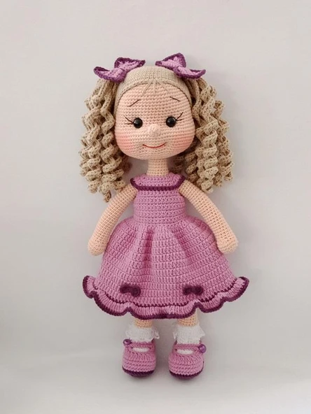 Kıvırcık Saçlı Lila Karnaval Bebek Amigurumi Organik Oyuncak ürün görseli 1