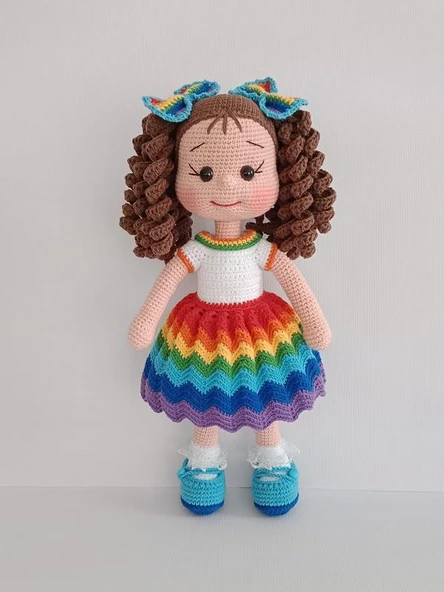 Gökkuşağı Kıvırcık Saçlı Mavi Ayakkabılı Karnaval Bebek Amigurumi Organik Oyuncak ürün görseli 1