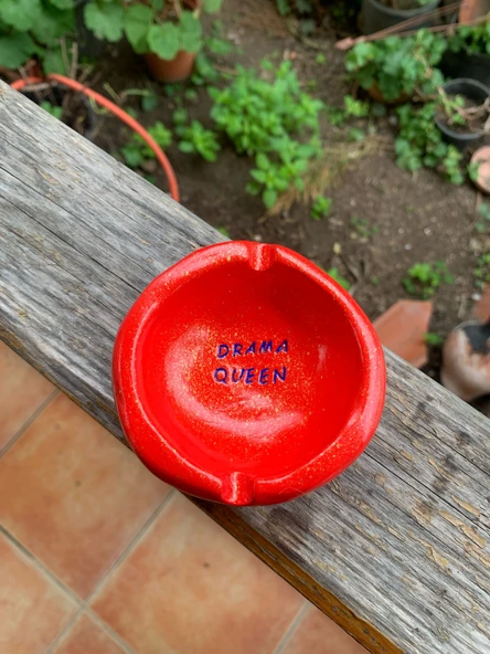 El Yapımı Seramik Kırmızı Küllük Drama Queen ürün görseli 1