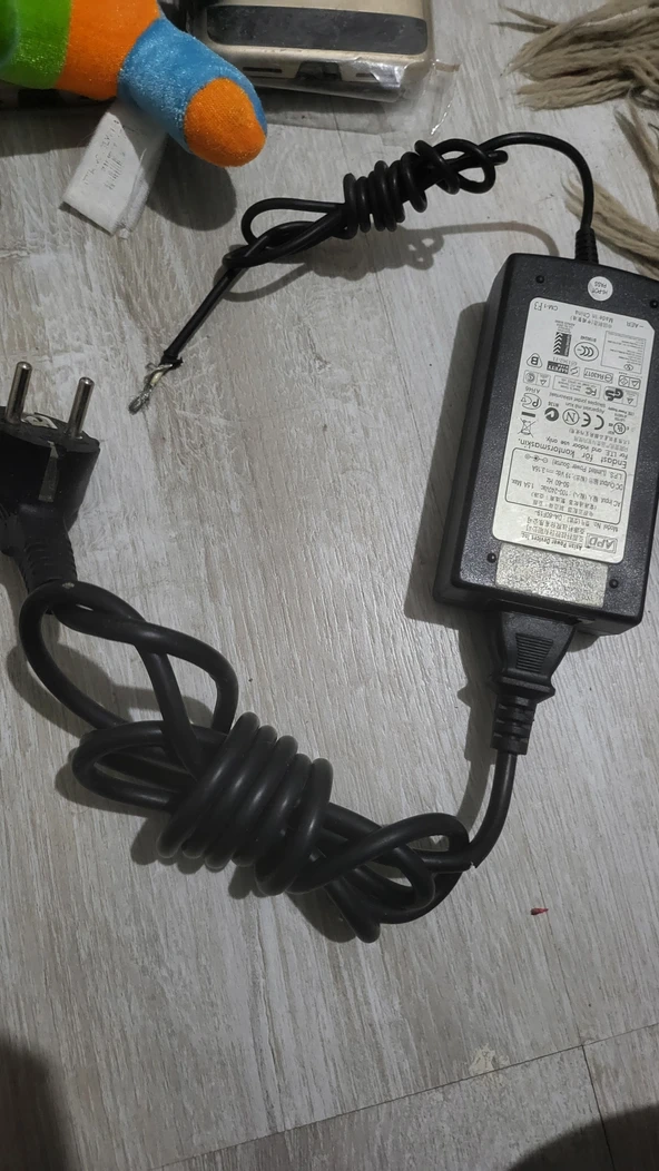 19 volt 3.12 amper kuvvetli kaliteli adaptör akü şarjına uygun ikinci el ürün görseli 1
