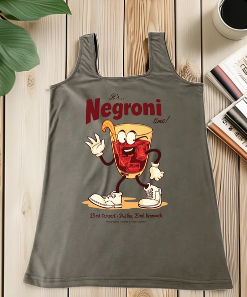 Its Negroni Time Eğlenceli Kokteyl Baskılı Kadın Atlet   Renkli ve Neşeli Yaz Stili ürün görseli 1