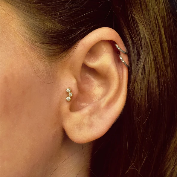 Üç Taşlı Tragus Altın Küpe ürün görseli 1