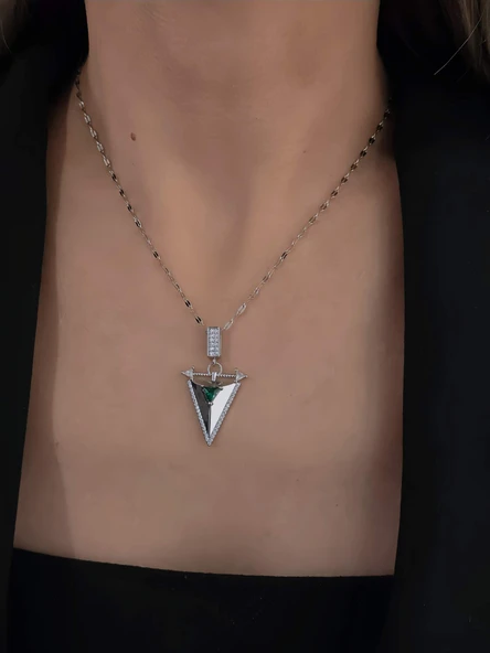 Zümrüt Yeşili Üçgen Zirkon Taşlı Silver Renk Kolye ürün görseli 1