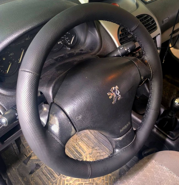 DİKİŞLİ DİREKSİYON KILIFI SİYAH DERİ NOKTALI DERİ SİYAH DİKİŞLİ PEUGEOT 206 İÇİN ürün görseli 1