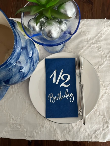 Gümüş Yaldızlı Bodrum Mavisi Yarım Yaş Bırthday Garson Katlama Peçete 16 lı ürün görseli 1