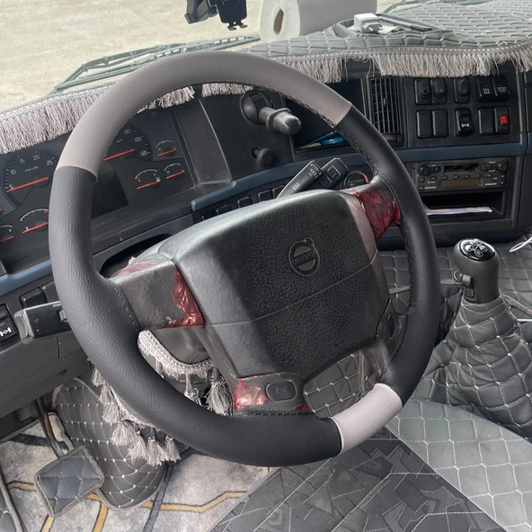 DİKİŞLİ DİREKSİYON KILIFI SİYAH DERİ GRİ DERİ SİYAH DİKİŞLİ VOLVO TIR KAMYON İÇİN ürün görseli 1