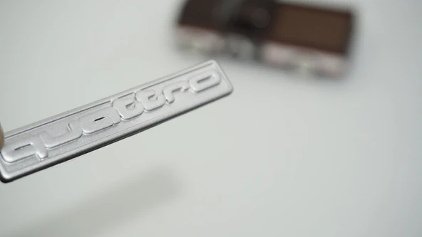 DK Tuning Quattro Gri Torpido Bagaj Logo Amblem Audi İle Uyumlu ürün görseli 1
