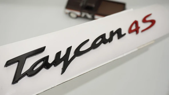 DK Tuning Porsche Taycan 4S Bagaj Siyah Kırmızı Yazı Logo Amblem ürün görseli 1