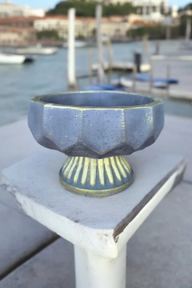 Ayaklı dekoratif beton saksı ürün görseli 1