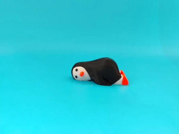 Yüzüstü Uzanmış Penguen Figürü – Sevimli 3D Dekoratif Oyuncak ürün görseli 1