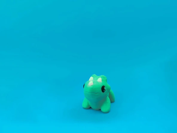 Sevimli Triceratops Dinazor Figürü – Hareketli Eklemli 3D Oyuncak - Resim 3