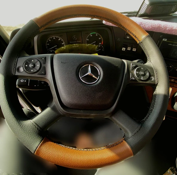 DİKİŞLİ DİREKSİYON KILIFI TABA DERİ SİYAH DERİ SİYAH DİKİŞLİ MERCEDES AROCS 4148 İÇİN ürün görseli 1
