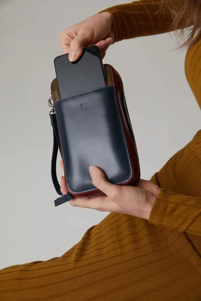 Hakiki Deri El Çantası Bileklikli Ön Cepli RFID Korumalı Carlye Lacivert Haki ürün görseli 1