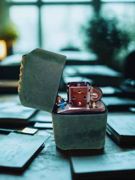 Hakiki Deri Kılıflı Benzinli Zippo Tarzı Çakmak - Yeşil ürün görseli 1