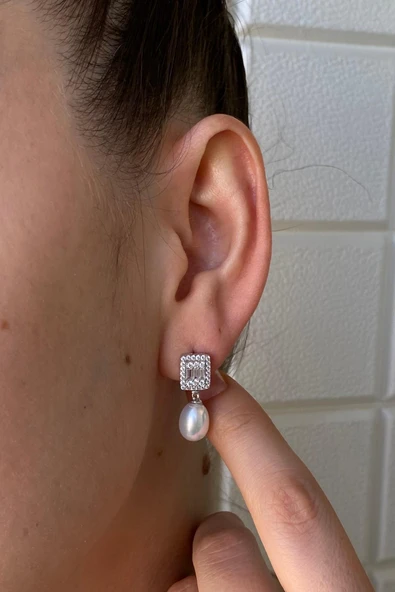 8,5 mm Baget Taşlı Doğal İnci Sallantılı Küpe ürün görseli 1