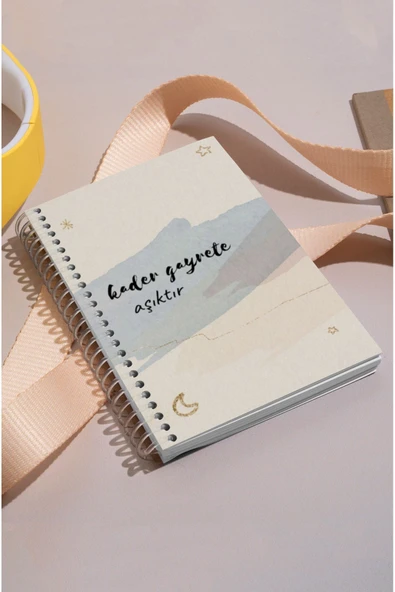 kutuTR Kader Gayrete Aşıktır Desen Ahşap Mdf Kapaklı 100 Yaprak Kareli 15x21 Vip Defter 80gr/m2 K524 ürün görseli 1