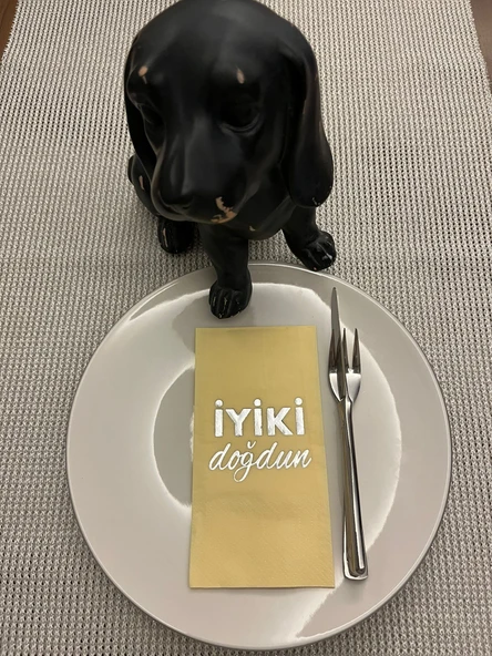 Gümüş Yaldızlı Sarı İyi Ki Doğdun Baskılı Garson Katlama Peçete 16 Adet ürün görseli 1