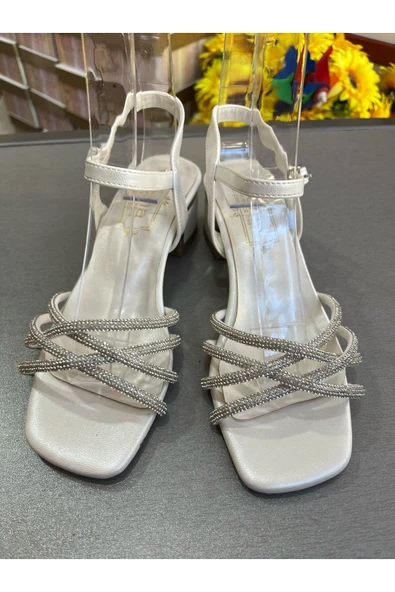 JENA BEYAZ SİMLİ EN MODA 4,5 CM TOPUK BOYUNDA KALIN TOPUK KADIN ABİYE AYAKKABISI ürün görseli 1
