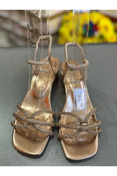 JENA ROSEGOLD SİMLİ BANTLI 4 CM KALIN TOPUK YAZLIK AYAKKABI ürün görseli 1