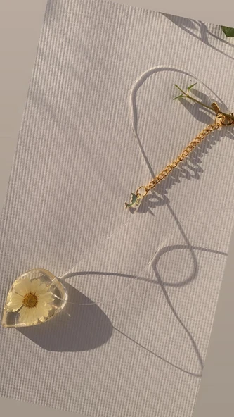 Şeffaf Renkli Kurutulmuş Sarı Papatya Damla Şekilli Yunuslu Gold Aksesuarlı Misinalı Epoksi Kolye ürün görseli 1