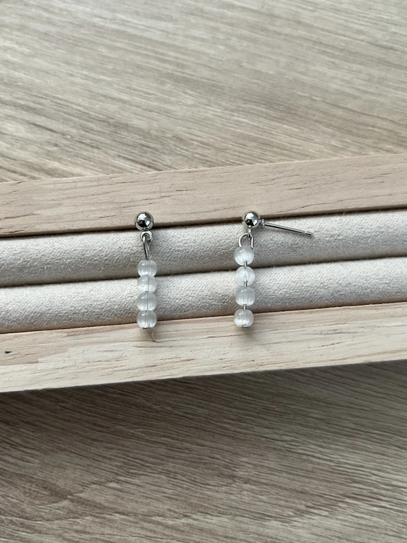 Minimal beyaz kedi gözü gümüş  kaplama top küpe ürün görseli 1