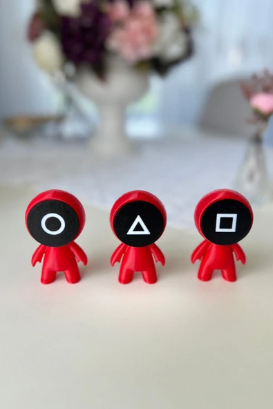 Üçlü Kırmızı Squid Game Heykel Biblo Figürü 8×4,6 Cm – Modern Masaüstü Dekor Seti ürün görseli 1