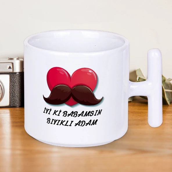 İyi ki Babamsın Bıyıklı Adam Yazılı Babalar Gününe Özel T Kupa Bardak ürün görseli 1