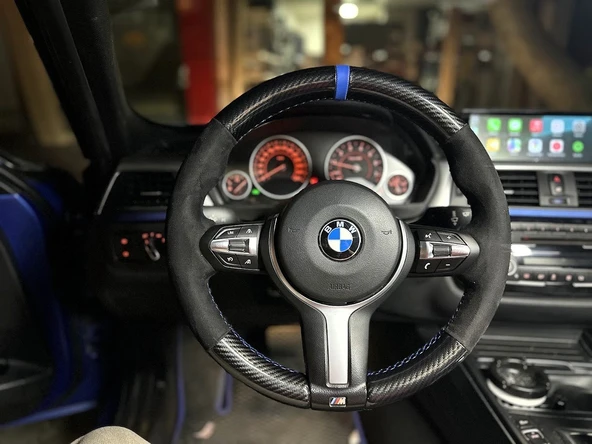BMW F30 M SPORT KASA ARACA ÖZGÜ DİKMELİ DİREKSİYON KILIFI 5D KRİSTAL KARBON ALCANTRA MAVİ YÜZÜK ürün görseli 1