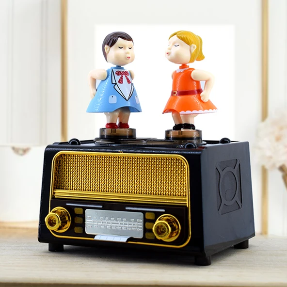 Öpüşen Çift Müzik Kutusu ürün görseli 1