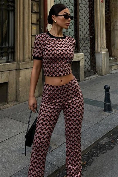 Dar Kalıplı Brenda Desenli Bisiklet Yakalı Kadın Crop ve Pantolon Takımı Çok Renkli ürün görseli 1