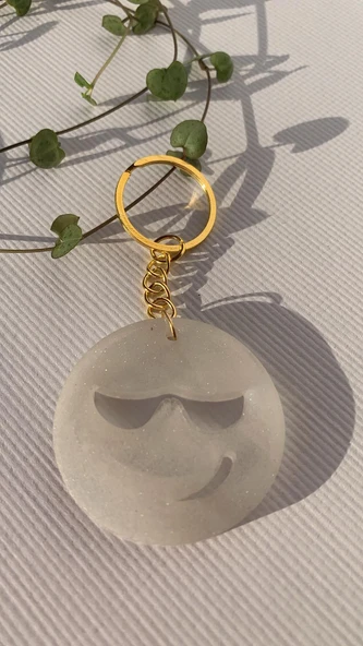 Umursamaz Yüzlü Emoji Şekilli Sedefli Beyaz Renkli Gold Aksesuarlı Epoksi Anahtarlık El Yapımı ürün görseli 1
